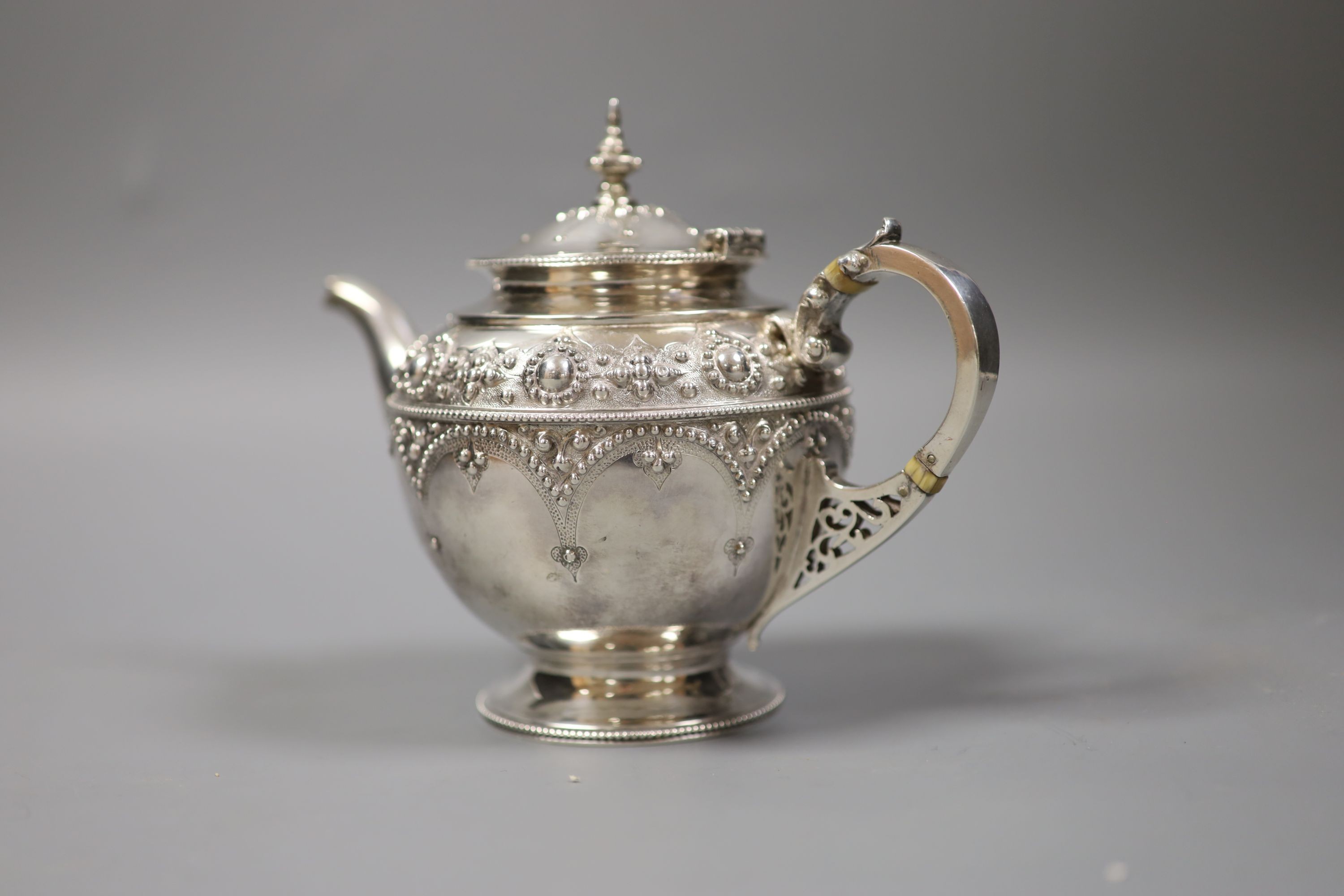 A Victorian silver bachelor's teapot, London, 1872, height 14.4cm, gross 10oz.